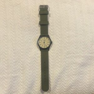 LENQIN Men's Watch w/green band.